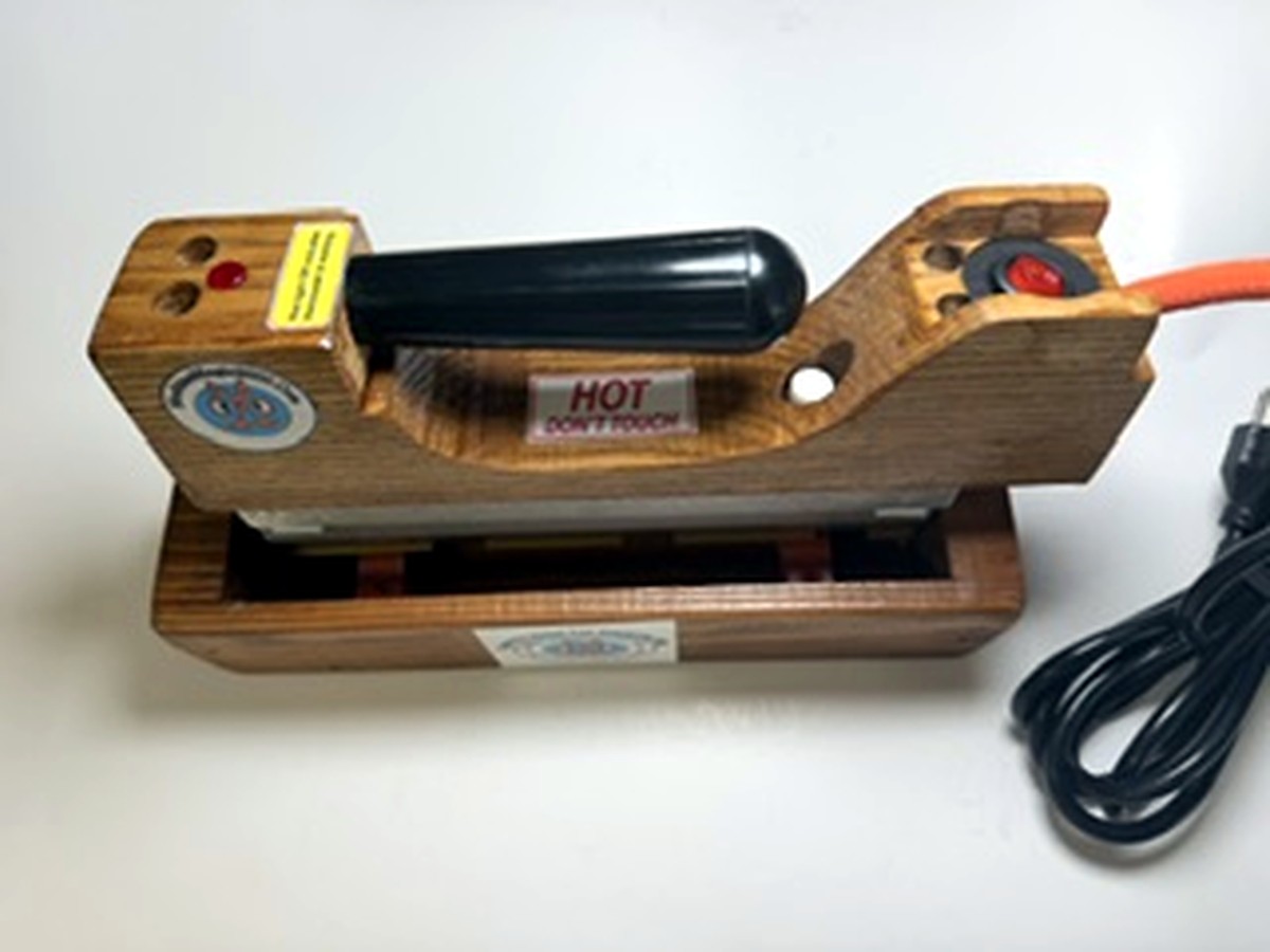 MM 9DLXPLUSCW Deluxe Plus Camel Wides iron with rear power switch visible